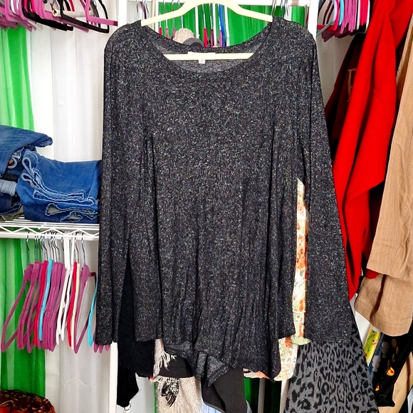 Green Envelope Tops - GREEN ENVELOPE SIZE LARGE GRAY SWEATER